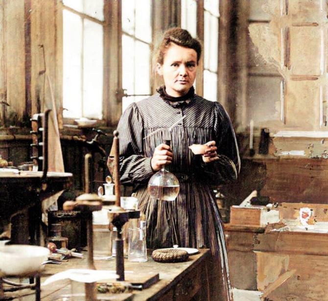 Madame Marie Curie em seu laboratório - foto recriada.